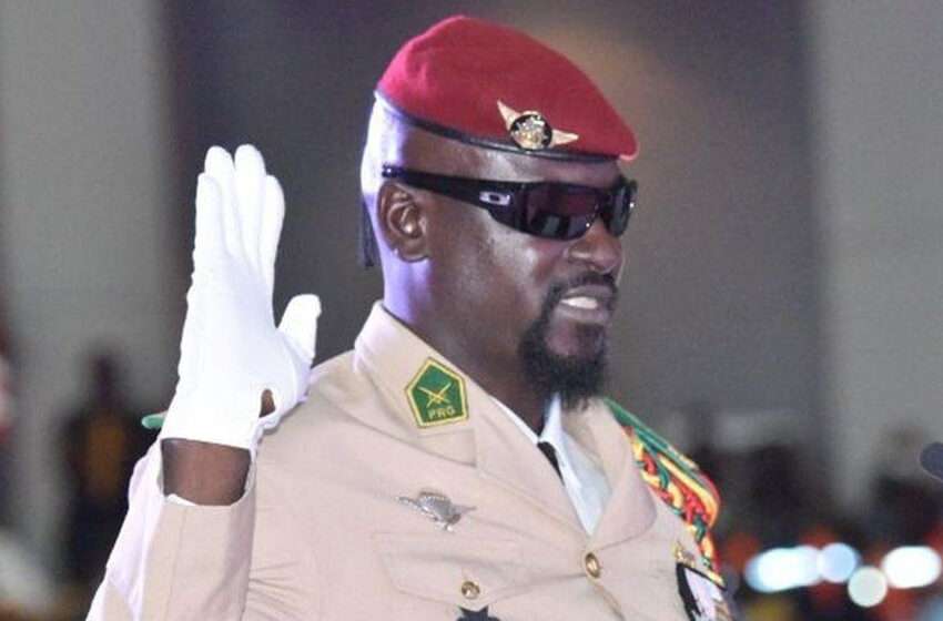  Mamady Doumbouya: Guinea coup leader sworn in as president